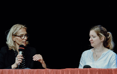 Utrinki z žive izvedbe radijske igre Tjaše Mislej Prva beseda je mama – 4. del: Ksenija