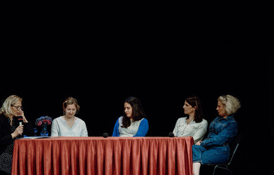 Utrinki z žive izvedbe radijske igre Tjaše Mislej Prva beseda je mama – 4. del: Ksenija