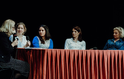 Utrinki z žive izvedbe radijske igre Tjaše Mislej Prva beseda je mama – 4. del: Ksenija