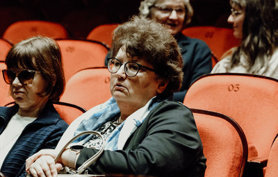 Utrinki z žive izvedbe radijske igre Tjaše Mislej Prva beseda je mama – 4. del: Ksenija