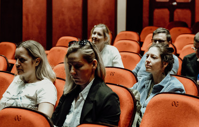 Utrinki z žive izvedbe radijske igre Tjaše Mislej Prva beseda je mama – 4. del: Ksenija