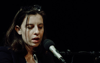 Utrinki z žive izvedbe radijske igre Tjaše Mislej Prva beseda je mama – 4. del: Ksenija