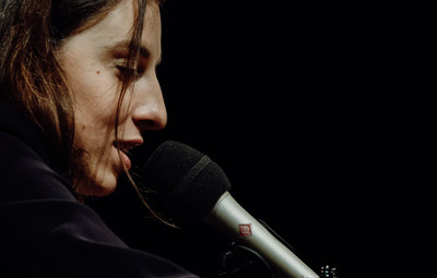 Utrinki z žive izvedbe radijske igre Tjaše Mislej Prva beseda je mama – 4. del: Ksenija